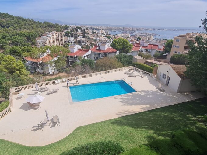 Fantástico ático de 200 m2 con preciosas vistas de 360 ºal castillo de Bellver y Palma, piscina y parking.