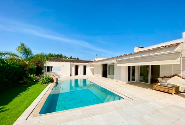 Chalet de 260m2 con piscina en parcela de 720m2 en venta en Palmanyola. Sa Font Seca.