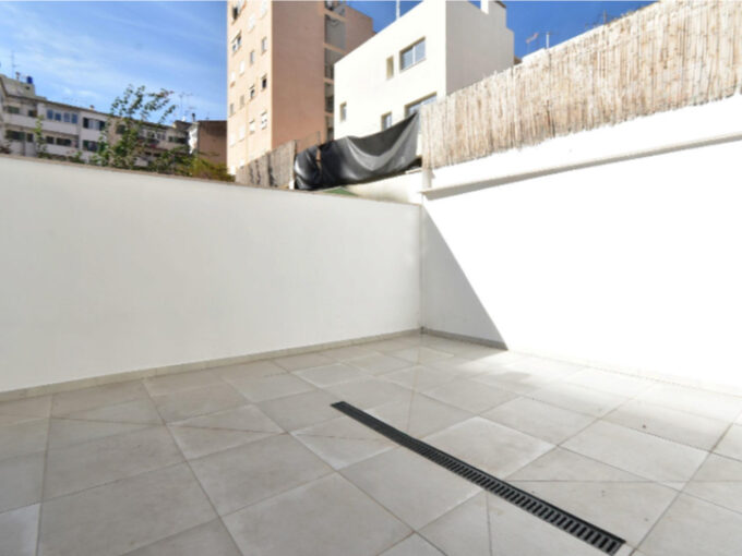 Fantástica plantabaja reformada de 100m2 con terraza privada de 20m2 en Avenida Argentina.