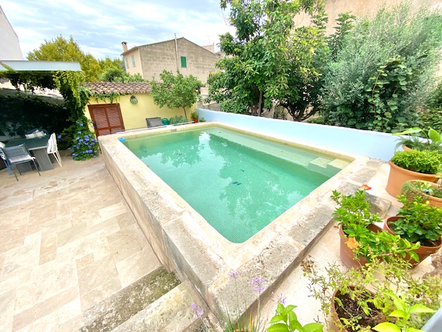 Encantadora casa Mallorquina con piscina  reformada en céntrica calle peatonal de Santa Maria.