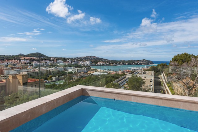 ÁTICO EXCLUSIVO DE 155M2 EN SANTA PONSA CON VISTAS AL MAR Y SOLARIUM DE 90M2.